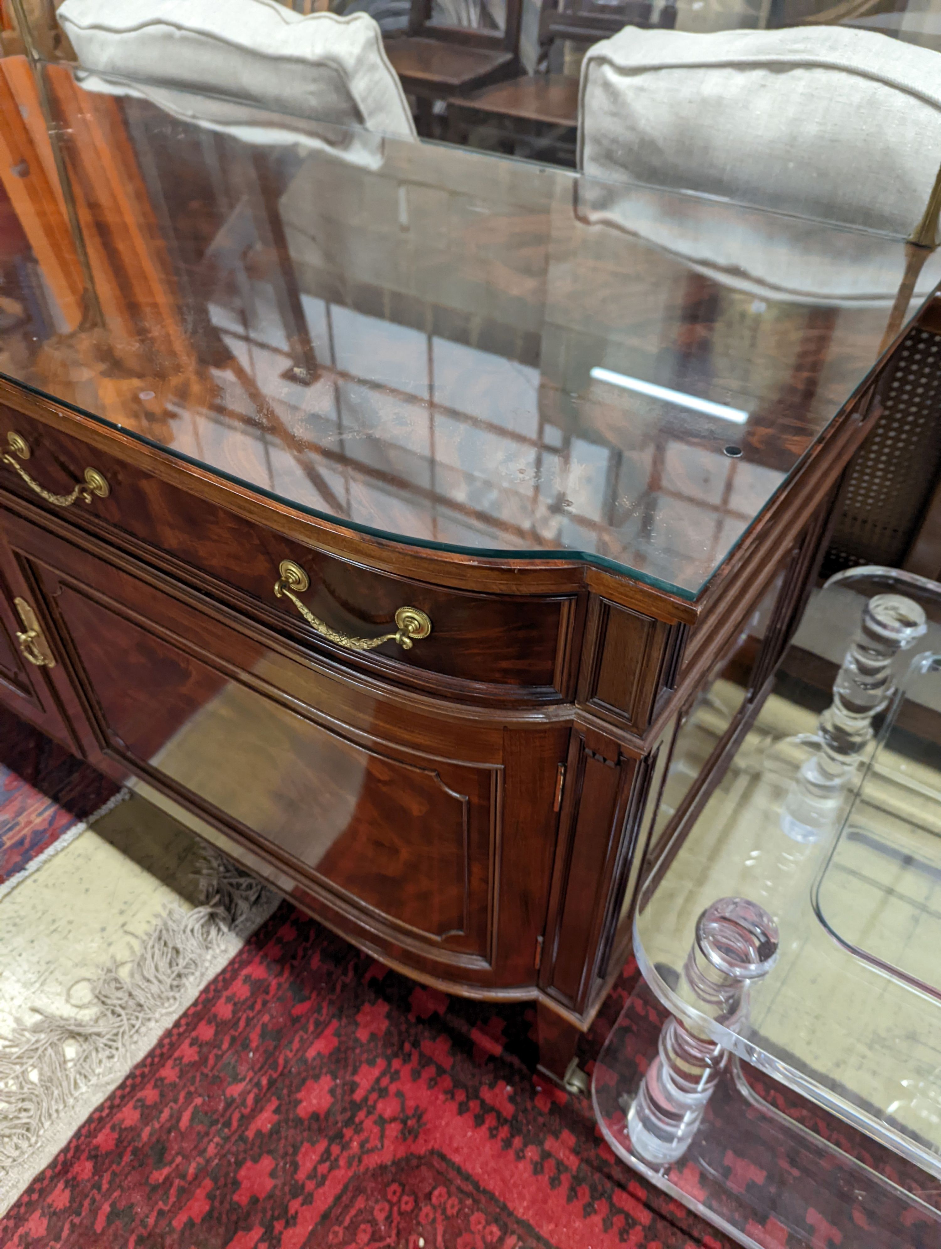 A reproduction Continental mahogany wash stand, width 130cm, depth 60cm, height 122cm